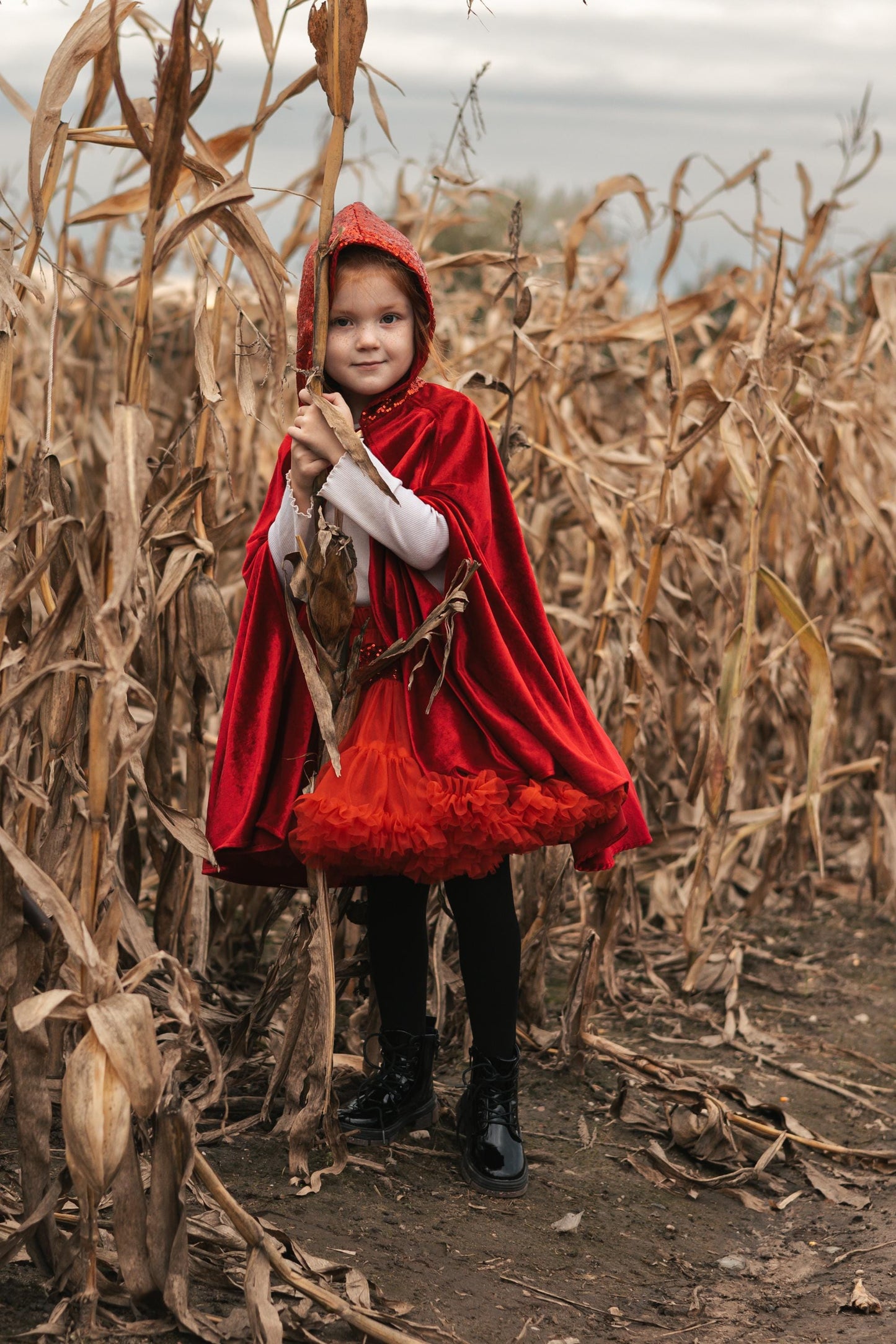 Rød Tyl Nederdel med Flæser og Pailletter - Eventyr Kostume til Halloween og Særlige Lejligheder