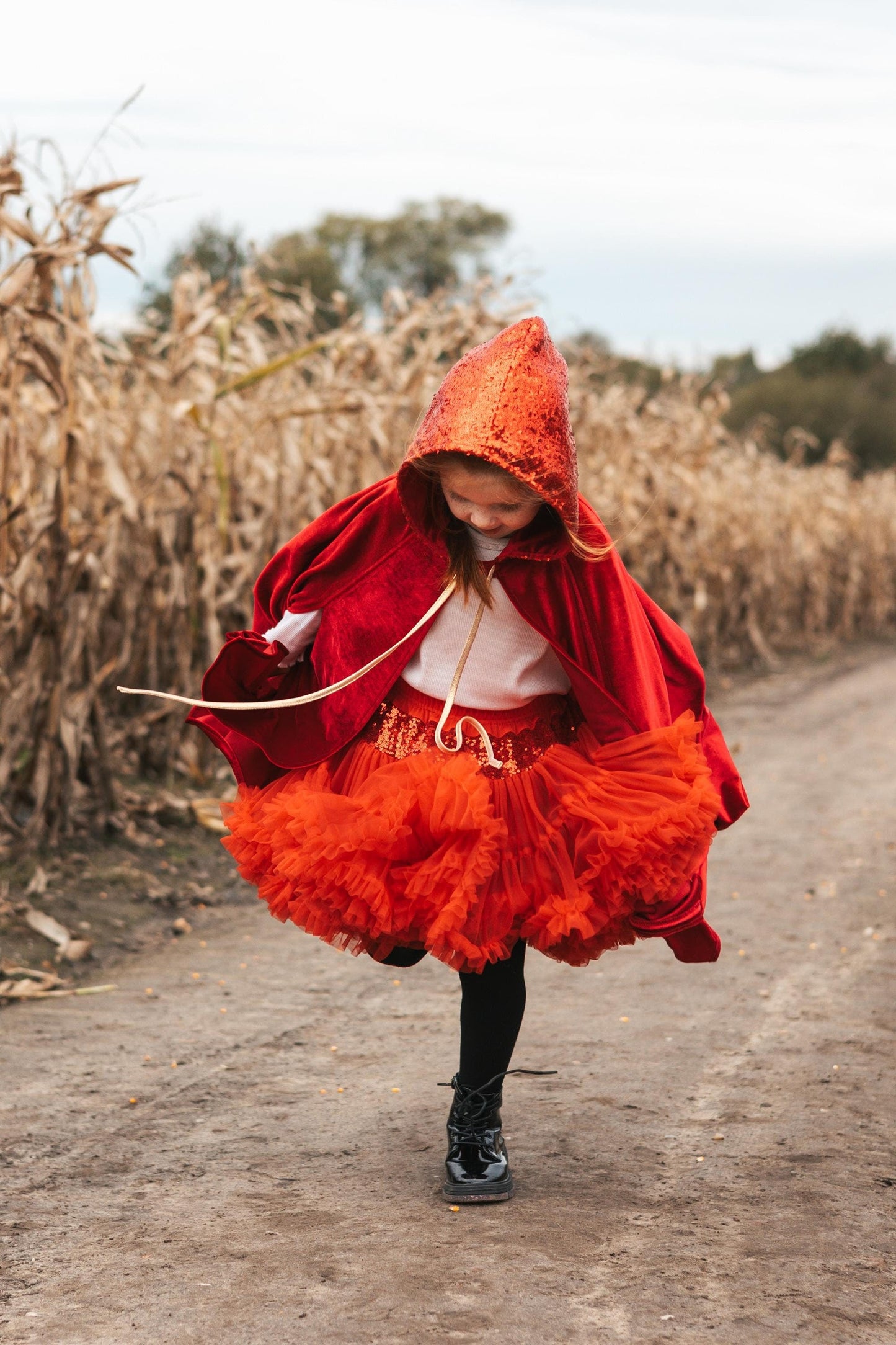 Rød Tyl Nederdel med Flæser og Pailletter - Eventyr Kostume til Halloween og Særlige Lejligheder