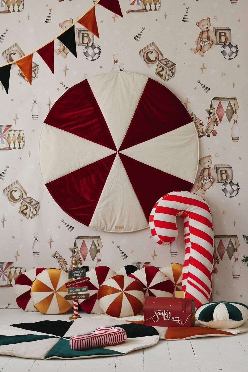 “Red Candy” Christmas Round Patchwork Mat