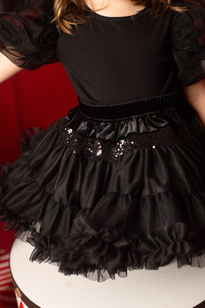 Sort Tyl Nederdel med Flæser og Pailletter - Fortryllende Kostume til Halloween og Særlige Lejligheder