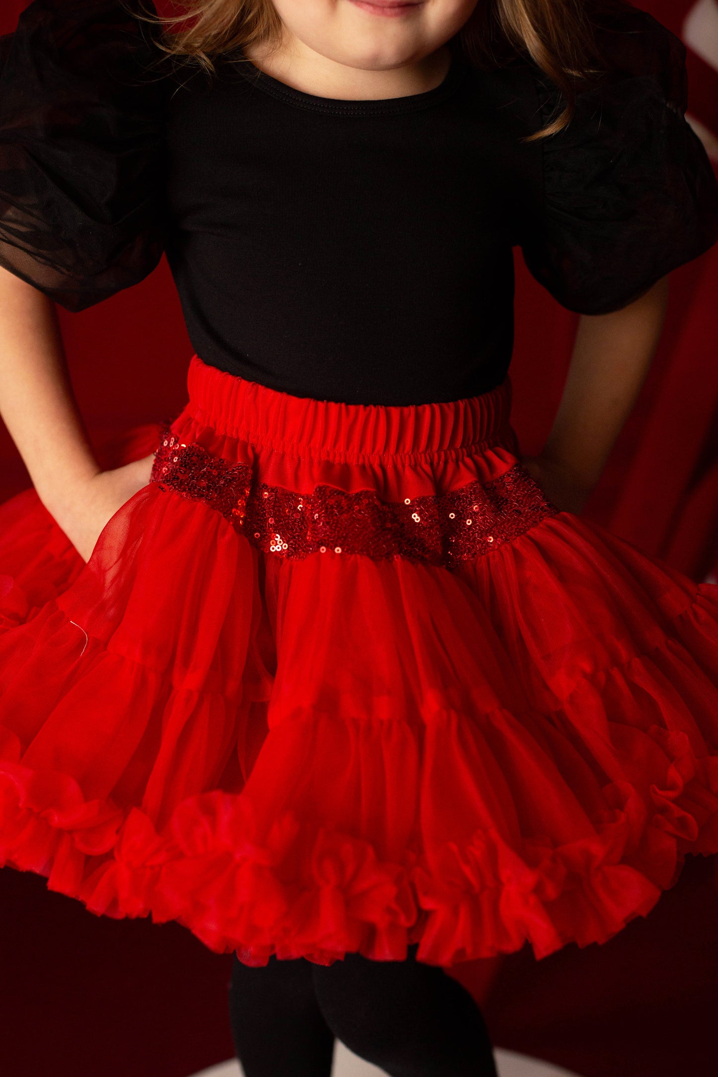 Rød Tyl Nederdel med Flæser og Pailletter - Eventyr Kostume til Halloween og Særlige Lejligheder